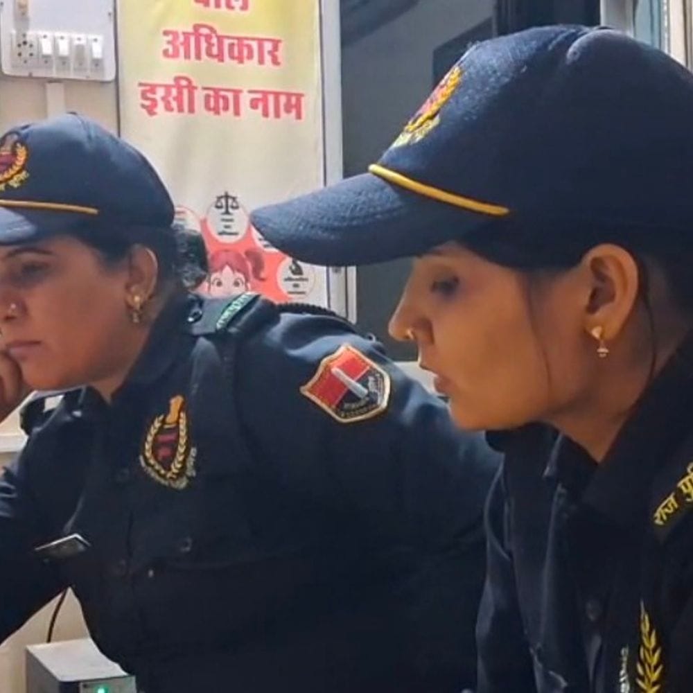 महिला सुरक्षा डिकॉय ऑपरेशन में दो युवक गिरफ्तार:चूरू में महिला कॉलेज के पास फब्तियां कसने पर कार्रवाई