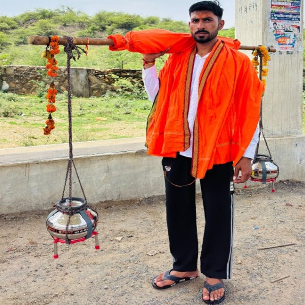 मां के स्वास्थ्य के लिए बेटा कांवड़ लेकर केदारनाथ रवाना:1100KM की यात्रा 40 दिन में होगी पूरी; कहा- सनातन संस्कृति को बढ़ावा देना उद्देश्य