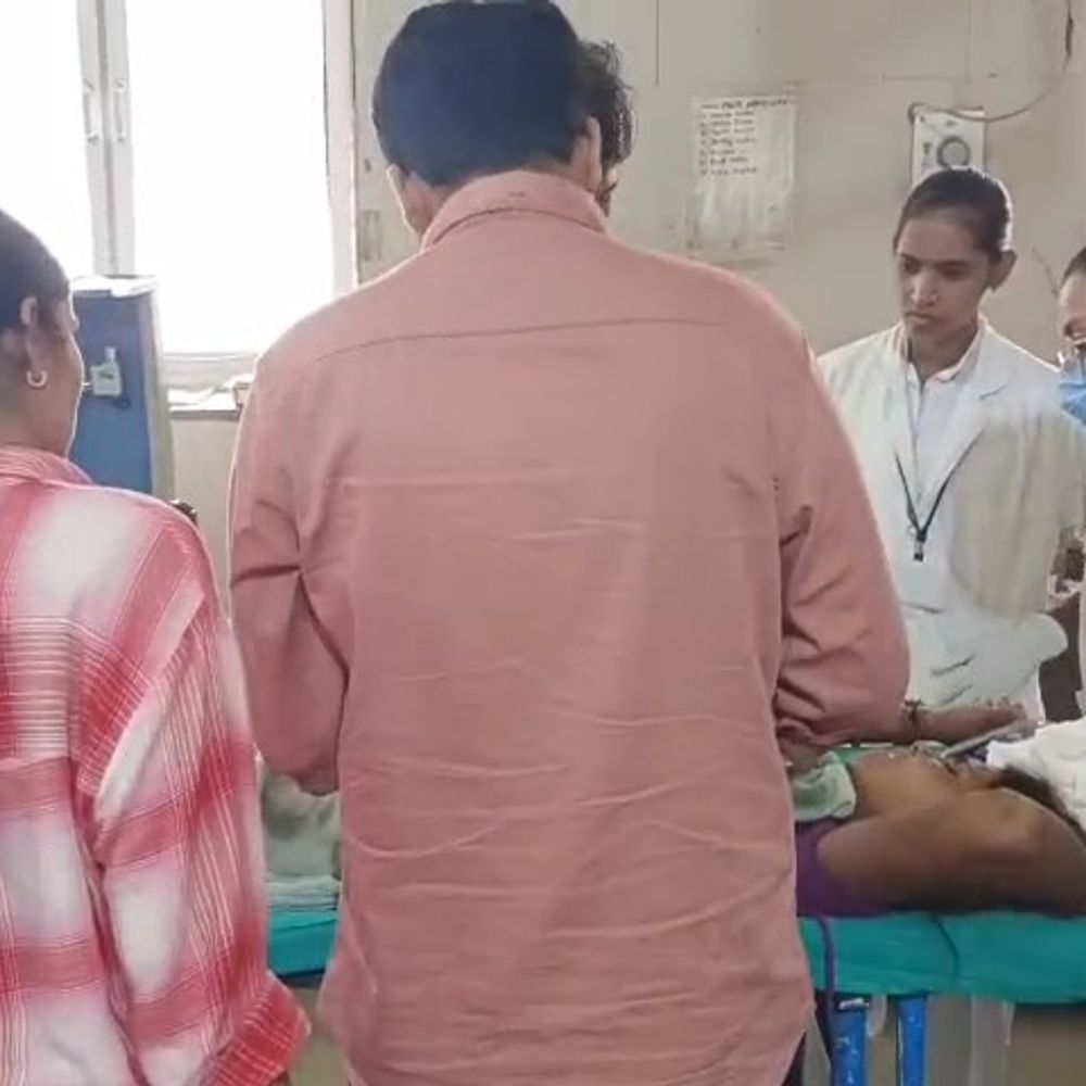 मां से झगड़ रही थी चाची, भतीजे ने चाकू घोंपा:आंतें तक डैमेज हुई; गंभीर हालत में जिला हॉस्पिटल में इलाज जारी