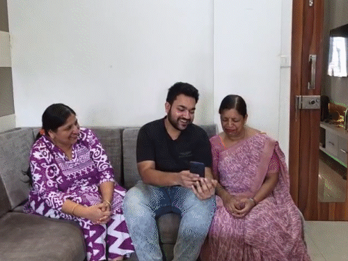 माता-पिता की मौत,पढ़ाई छूटी, अब NEET में 422वीं रैंक आई:2020 में सरकारी मेडिकल सीट नहीं मिली तो घर लौटे; 5 साल तक दुकान चलाई