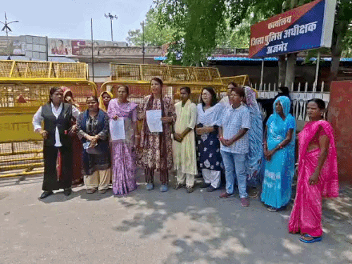 मासूम से गैंगरेप के आरोपियों को फांसी की मांग:महिला कांग्रेस नेत्रियों ने कलेक्ट्रेट पर पहुंचकर विरोध जताया; सीएम के नाम ज्ञापन सौंपा