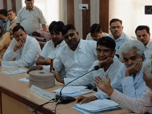 मुंडावर विधायक बोले-दलालों की SDM से 100 प्रतिशत सेटिंग:काम के लिए अधिकारियों का पैसा तय; बैठक में कुर्सी बांधकर और चक्की लेकर पहुंचे पार्षद