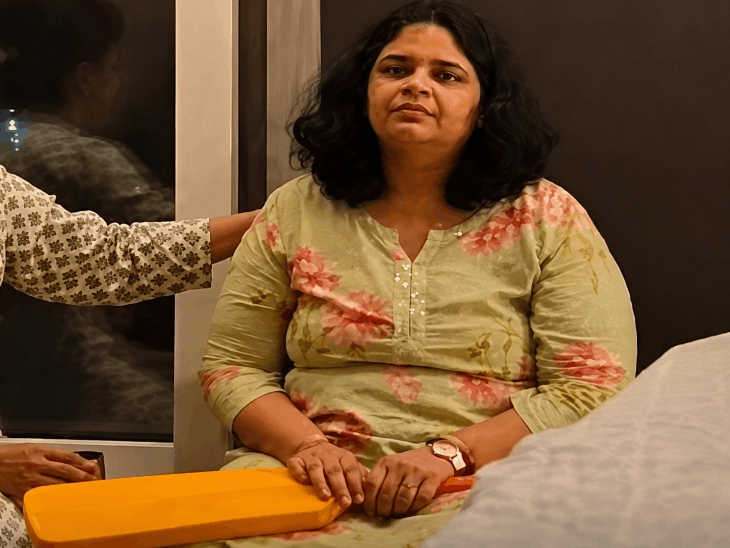 मुंबई- विहान का क्रिकेट बॉल के साथ अंतिम संस्कार:मां बैट सीने से लगाए बैठी; एक दिन पहले स्कूल बस पर पेड़ गिरने से मौत हुई थी