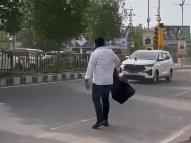 मुख्यमंत्री के काफिले को दिखाया काला झंडा:पुलिस ने युवक को हिरासत में लिया; सर्किट हाउस से एयरपोर्ट जा रहा था काफिला