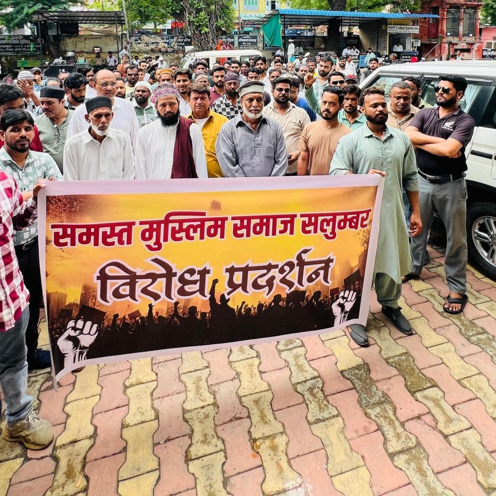 मुस्लिम समाज पर आपत्तिजनक टिप्पणी के आरोप, समाज का प्रदर्शन:धार्मिक भावनाएं आहत करने का आरोप, नायब तहसीलदार को सौंपा ज्ञापन