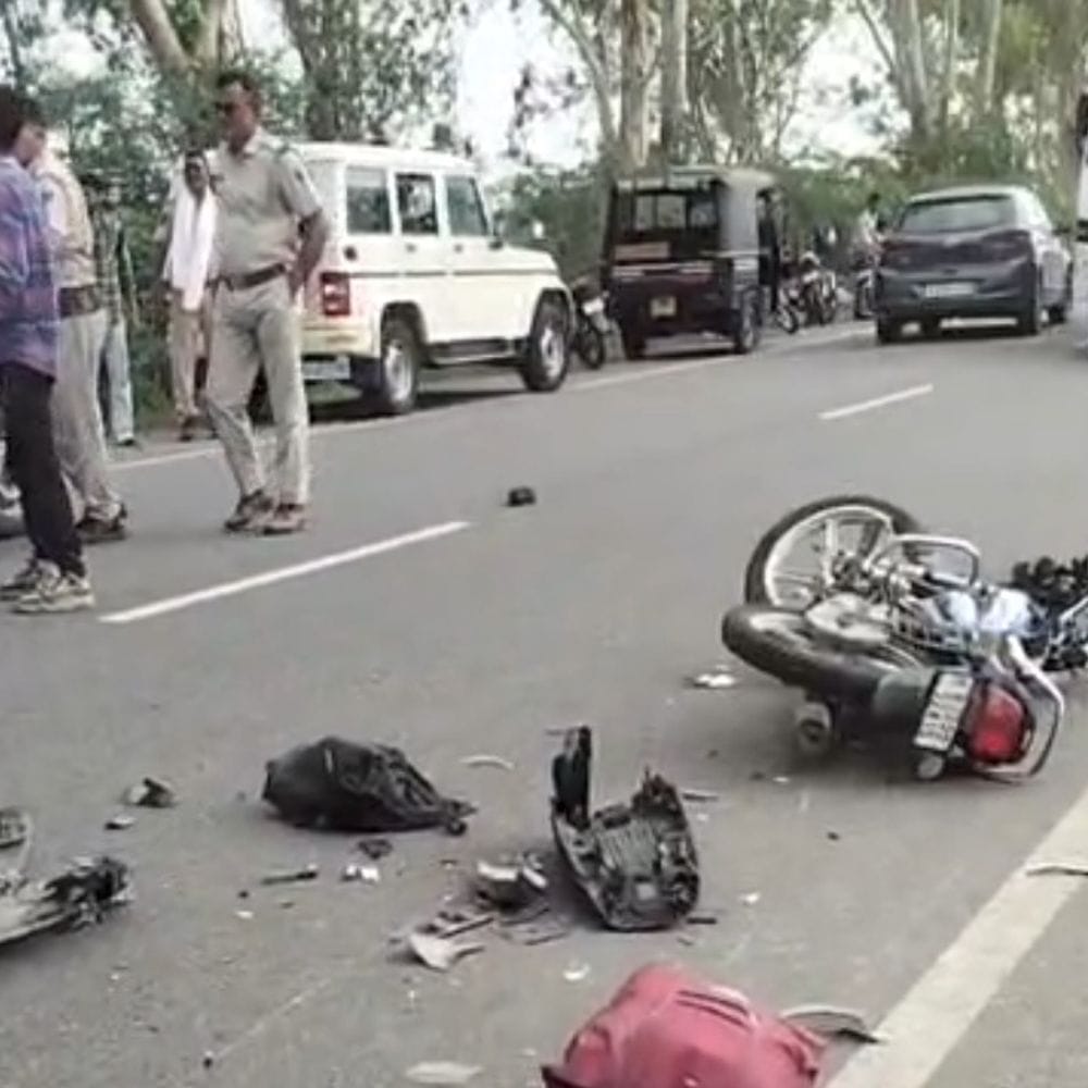 मेगा हाईवे पर तेज रफ्तार कार का कहर:बाइक सवार दंपती गंभीर घायल, ड्राइवर गाड़ी छोड़कर फरार