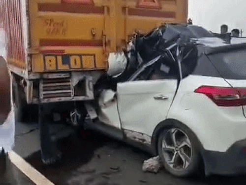मोहाली- 110 की रफ्तार से कैंटर में घुसी कार:नवविवाहित दंपती और एडवोकेट की मौत; हरियाणा से हिमाचल लौट रहे थे