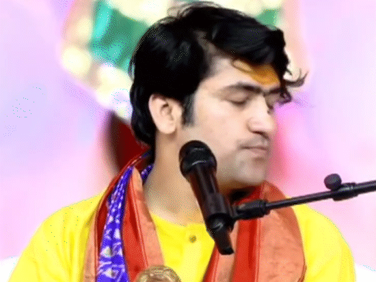 मौलाना ने श्रीकृष्ण को नमाजी बताया, धीरेंद्र शास्त्री बोले-घरवापसी करो:दोबारा ऐसा कहा तो तुम्हारे दरवाजे पर गीता पाठ करेंगे; हमारी पूजा पद्धति से छेड़छाड़ न करें