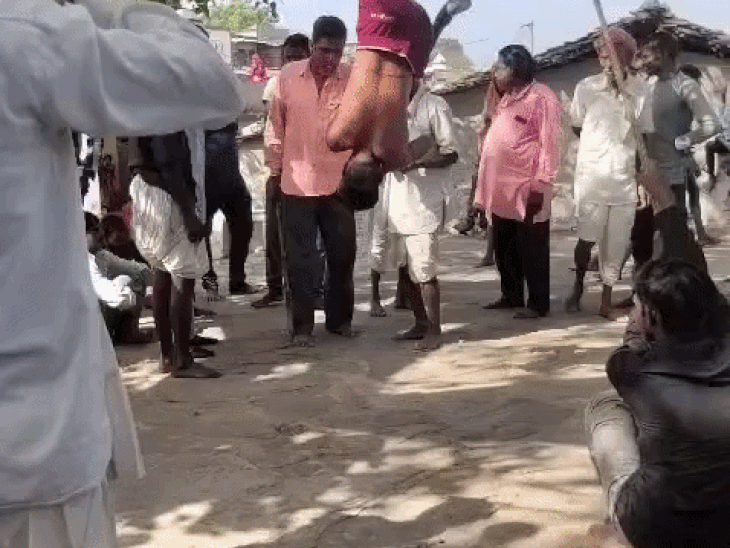 युवक को पेड़ पर उल्टा लटकाकर पीटा:शराबबंदी का उल्लंघन करने पर पंचों ने 11 हजार का जुर्माना लगाया, पुलिस ने 11 लोगों को किया डिटेन