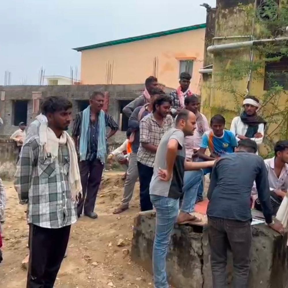 युवक ने घर में फंदा लगाकर किया सुसाइड:एक दिन पहले मुंबई से लौटा था, रात को परिजनों के साथ खाना खाकर सोया था