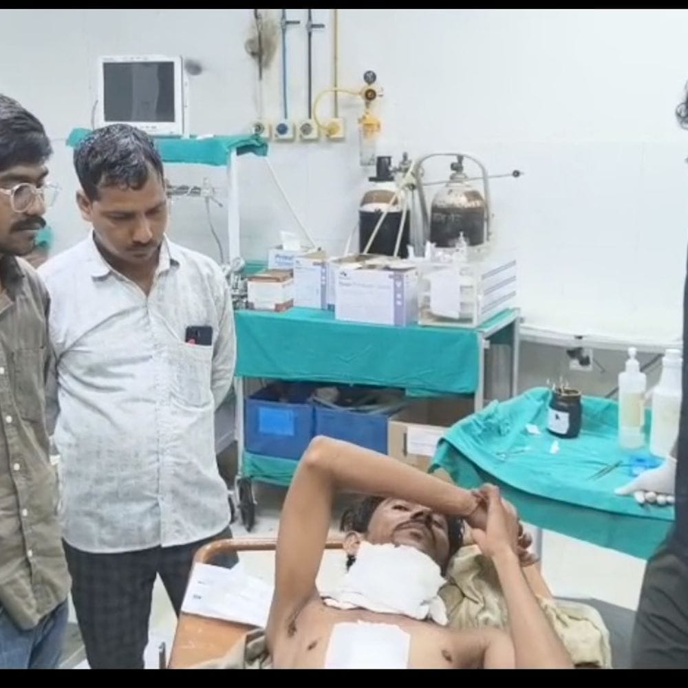 युवक ने रेजर से गले और पेट पर किए वार:शराब के नशे में खुद को किया घायल, अस्पताल में इलाज जारी