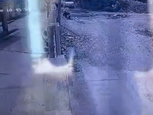 युवकों ने भीड़ पर चढ़ाई कैंपर, VIDEO:वीडियो बनाने से मना करने पर भड़के, महिला और एक बच्ची घायल