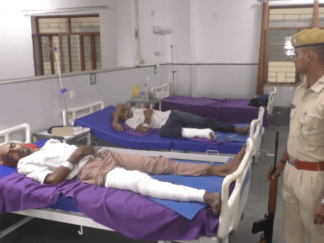 यूपी से पकड़कर ला-रहे बदमाशों ने पुलिस पर की फायरिंग:भागने समय बदमाश के पैर में लगी गोली, 5 दिन पहले व्यापारियों पर किया था फायर