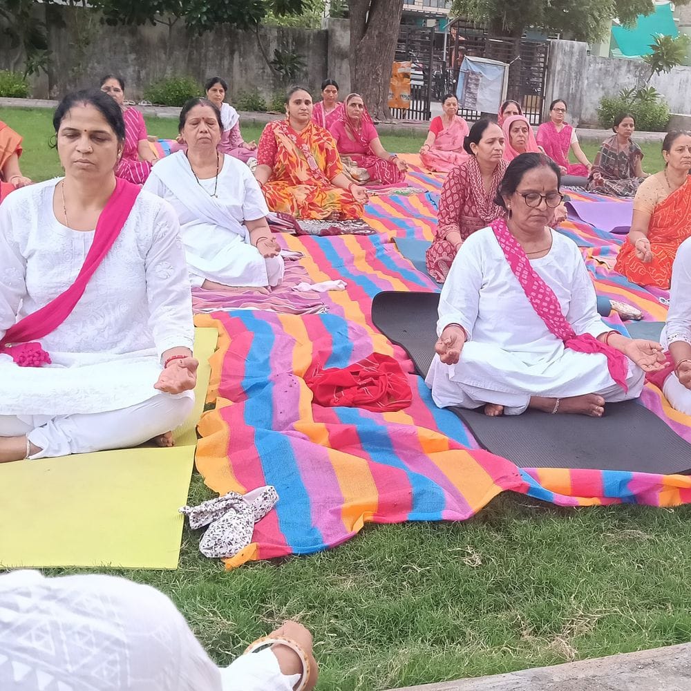 योग से स्वस्थ जीवन का संदेश:महिलाओं ने अपनाया योग का मार्ग, तन-मन निरोगी रखने का लिया संकल्प