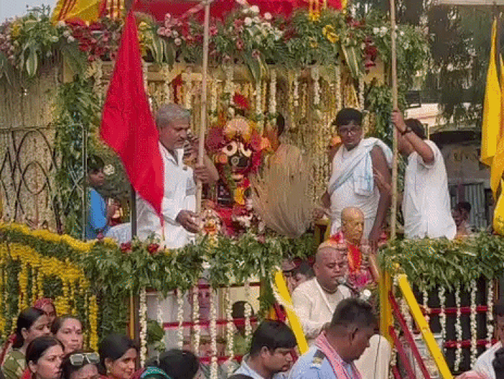 रथ पर सवार होकर नगर भ्रमण पर निकले भगवान जगन्नाथ:रथ को खींचने के लिए उमडे़ भक्त; महामंत्र की धुन पर झूमते रहे श्रद्धालु