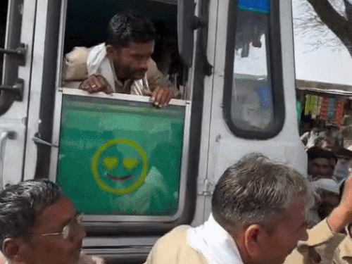 राजस्थान में सिरसा रोडवेज बस रोक कार सवारों का हंगामा:बूथ पर खड़ी करते वक्त पीछे से टकराई गाड़ी, ड्राइवर-कंडक्टर में बहस; रोड जाम