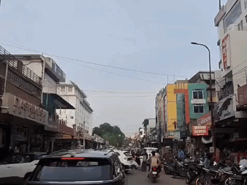 राजापार्क के वन-वे सिस्टम से व्यापारियों में गुस्सा:पार्किंग और ट्रैफिक अव्यवस्था पर भड़के दुकानदार, बोले- 50 फीसदी तक घटा कारोबार