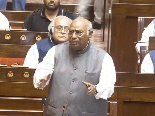 राज्यसभा में खड़गे बोले- प्रधान इस्तीफा दें, फिर चर्चा करेंगे:राहुल समेत कांग्रेस सांसद काले कपड़े पहनकर पहुंचे; हंगामे के बीच दोनों सदन कल तक स्थगित