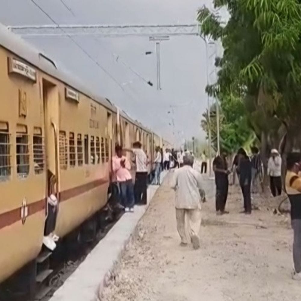 रानीखेत एक्सप्रेस के इंजन में खराबी, 3 घंटे खड़ी रही:बोमादड़ा रेलवे स्टेशन के पास अचानक रुकी, यात्री परेशान हुए