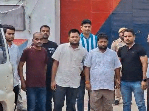राममंदिर चढ़ावा चोरी-पुलिस आरोपियों को घर ले गई, तलाशी ली:30 रिश्तेदारों के अकाउंट फ्रीज, कबूला-शेयर में पैसा लगाते थे