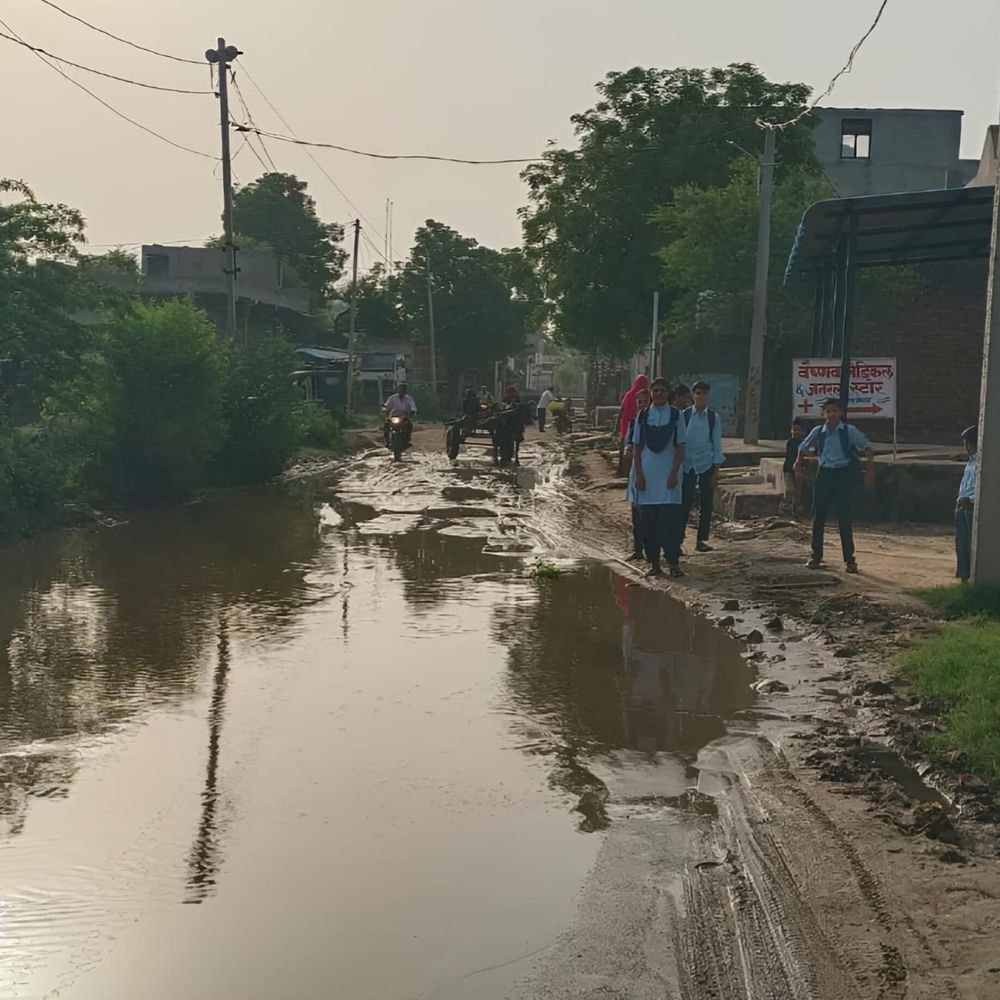 रास्ते में गंदा पानी जमा होने से लोग परेशान