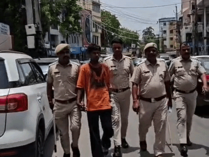 राह चलती महिला से हैंडबैग छीनने वाला बदमाश गिरफ्तार:आईफोन और वनप्लस बरामद, नाबालिग साथी भी डिटेन; पूछताछ में बड़े खुलासे की उम्मीद