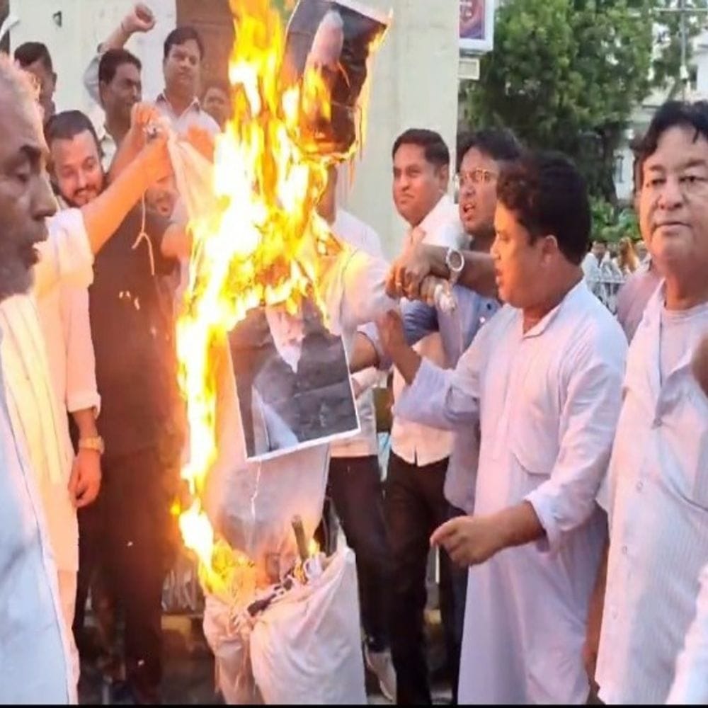 राहुल गांधी को हिरासत में लेने पर कांग्रेस का प्रदर्शन:घंटाघर पर पीएम का पुतला फूंका; बोले- भाजपा सरकार डरी हुई