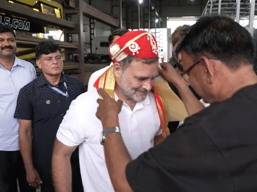 राहुल गांधी जयपुर में बस-ट्रक की बॉडी बिल्डिंग वर्कशॉप पहुंचे:कहा- मेक इन इंडिया और वोकल फॉर लोकल सिर्फ नारे बनकर रह गए