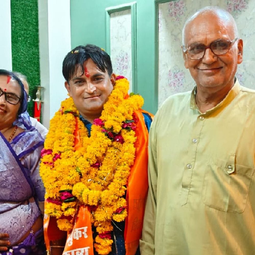 रिटायर्ड टीचर और पत्नी को कुचलते हुए निकला ट्रक, मौत:बेटे का जन्मदिन मनाने कोटा जा रहे थे, बाइक को टक्कर मारकर भागा ट्रक