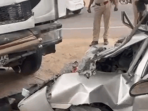 रॉन्ग साइड आए ट्रक की टक्कर से 3-दोस्तों की मौत:चकनाचूर कार को काटकर निकाले शव; दोस्त की शादी के लिए शॉपिंग करने निकले थे