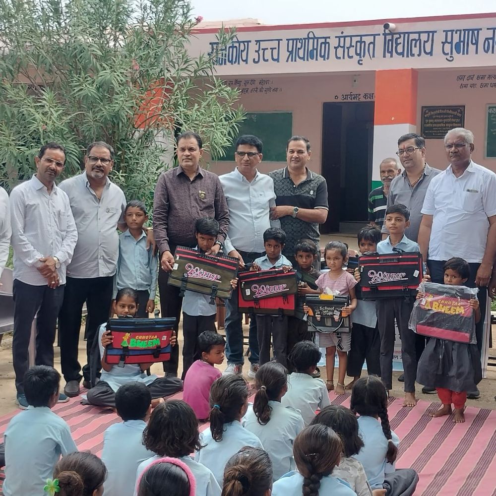 रोटरी क्लब ने विद्यार्थियों को दिए स्कूल बैग:सोड़ावास के संस्कृत विद्यालय में किया पौधारोपण, बच्चों की पढ़ाई और पर्यावरण संरक्षण पर दिया जोर