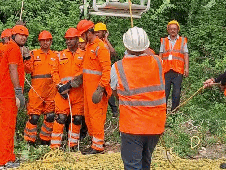 रोपवे में फंसे यात्री, एनडीआरएफ-एसडीआरएफ ने किया रेस्क्यू:रस्से और चेयर के जरिए सुरक्षित उतारा, नीमचमाता रोपवे पर किया मॉक ड्रिल
