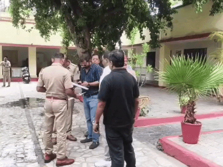 लखनऊ में BJP के रोड-शो में हनुमान बनकर नाचा कलाकार:उदयपुर में कांग्रेस कार्यकर्ता ने दी शिकायत, कहा- भगवान का रूप बनाकर नचाना बिल्कुल गलत