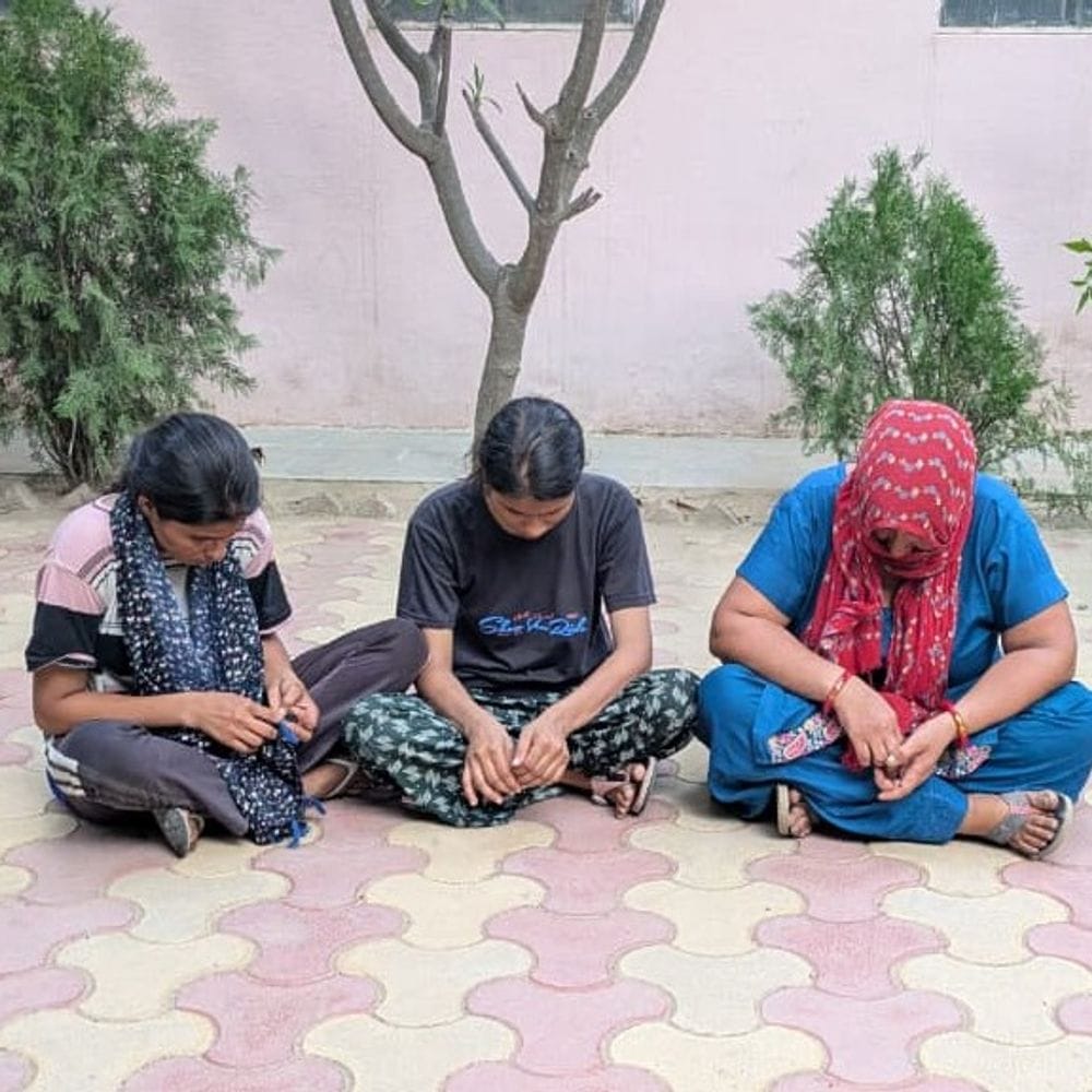 लिव-इन पार्टनर हत्या मामले में दो बेटियों सहित महिला गिरफ्तार:लाठी-डंडों से पीटने के बाद हॉस्पिटल लेकर गए थे