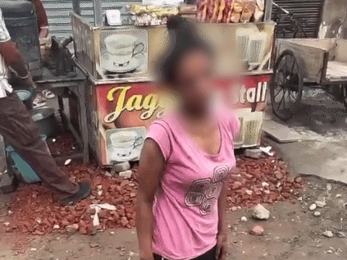 लुधियाना में नशे में झूमते युवक-युवती का VIDEO:लड़का खंडहर में तो लड़की सड़क पर लड़खड़ाती मिली; आंखें बंद, खड़े नहीं हो पा रहे थे