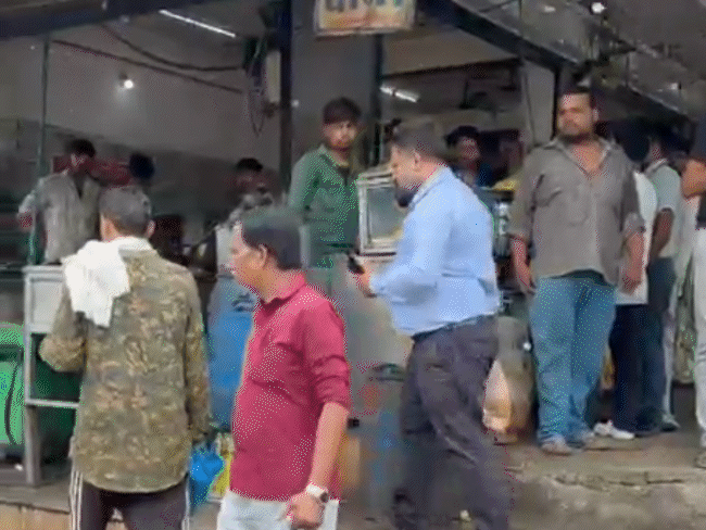 लोको पायलट ने समोसे के लिए रोकी ट्रेन, VIDEO:इंदौर में लोग बोले- अक्सर ऐसा ही होता है; रेल विभाग ने बैठाई जांच