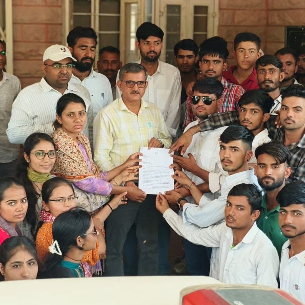 लोहावट से परीक्षा केंद्र फलोदी ट्रांसफर करने का विरोध:स्टूडेंट्स ने किया प्रदर्शन, बोले-35 किलोमीटर आने-जाने में होगी परेशानी