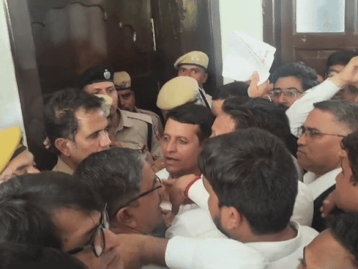 वकीलों ने IG के चैंबर बाहर लगाए 'खाकी-चोर' के नारे:उदयपुर में वकील के खिलाफ FIR पर भड़के; पुलिस और वकीलों के बीच धक्का-मुक्की के हालात बने