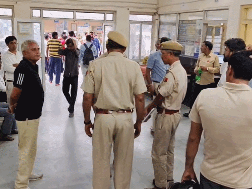 वर्कशॉप में करंट से कर्मचारी की मौत, परिजनों का प्रदर्शन:मुआवजे की मांग पर अड़े, 20 घंटे बाद बनी सहमति