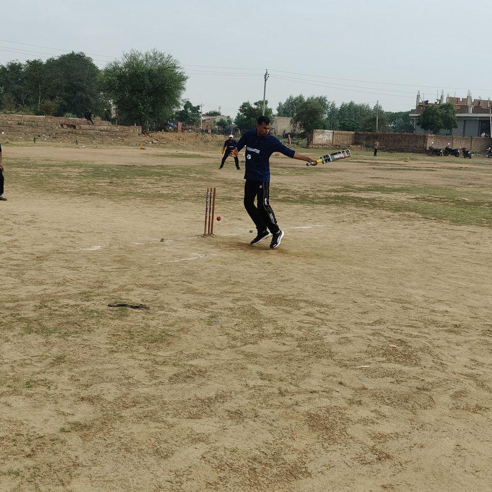वर्धमान बैटरी हाउस ने जीता उद्घाटन मैच:वार्ड कप क्रिकेट प्रतियोगिता में मनिया टॉपर्स को रोमांचक मुकाबले में हराया