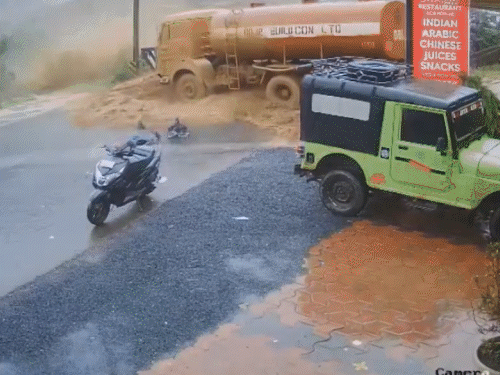 वायनाड में लैंडस्लाइड की चपेट में आए कई लोग, VIDEO:मलबे से बचकर भागते दिखे, 200 फुट दूर से तिनके की तरह बहता आया टैंकर