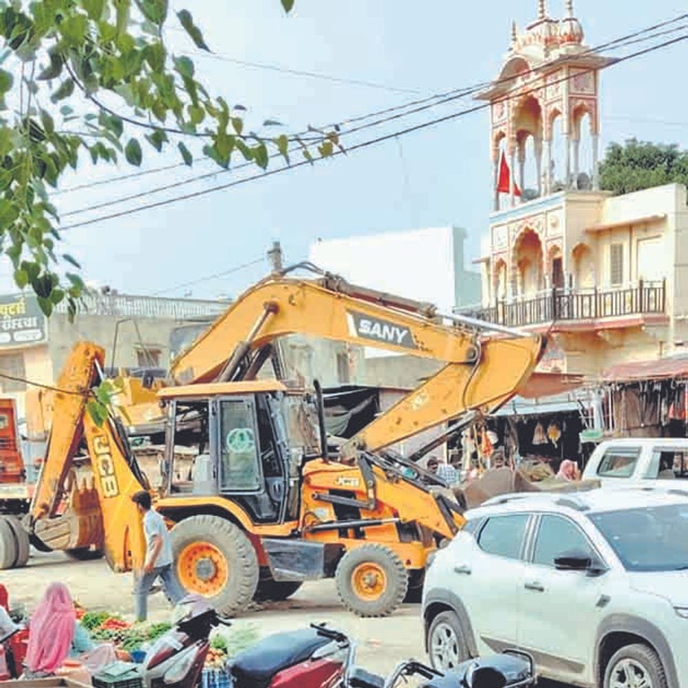 वाहनों की बेतरतीब पार्किंग से आमजन हो रहे हैं परेशान