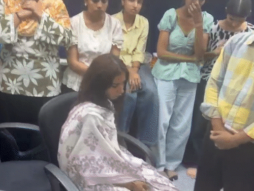 विदेश भेजने के नाम पर 3 फर्जी कॉलसेंटरों पर छापे:मॉल में खोल रखे थे ऑफिस, फर्जी अपॉइंटमेंट लेटर-फर्जी वीजा देते; 22 युवक-युवतियां हिरासत में