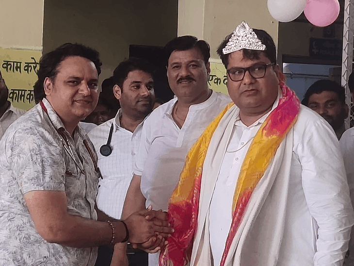 विधायक शैलेश सिंह को चांदी का मुकुट पहनाया:कार्यकर्ताओं ने उत्साह से मनाया 46वां जन्मदिन, जिला अस्पताल में लगाया रक्तदान शिविर