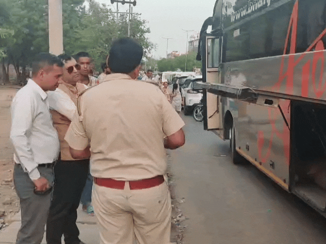 विधिक प्राधिकरण ने बसों का किया औचक निरीक्षण:चेसिस काटकर बनाया लगेज स्पेस; छत पर लगेज कैरियर बने पाए गए, बसों को किया जब्त