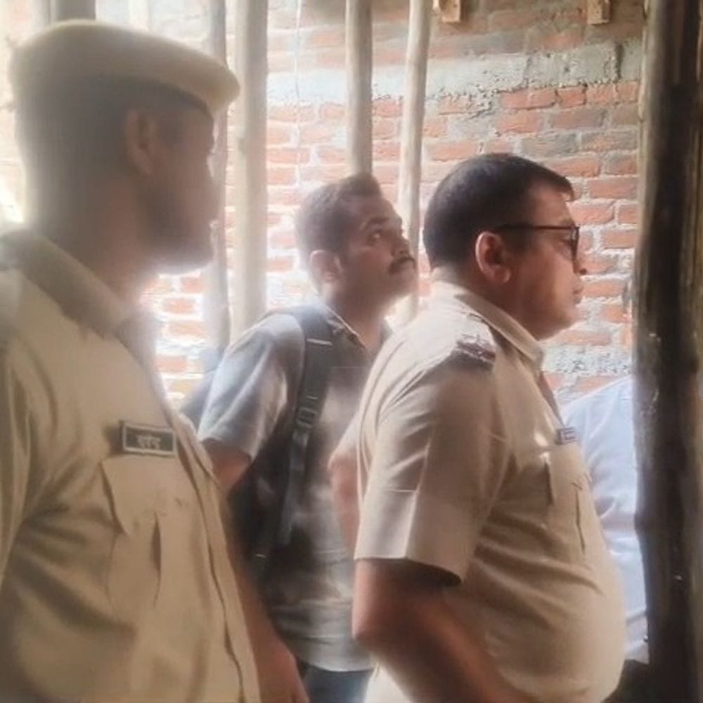 व्यापारी के घर से ज्वेलरी समेत 75-लाख का सामान चोरी:पिछले हिस्से से घुसे चोर; 250 ग्राम सोना, 15KG चांदी के जेवर समेत 13 लाख कैश ले गए