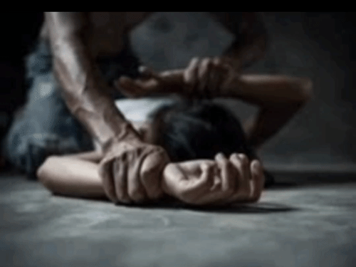 शादी का झांसा देकर महिला से रेप:अश्लील फोटो और वीडियो से ब्लैकमेल कर रुपए हड़पे, धमकी दी