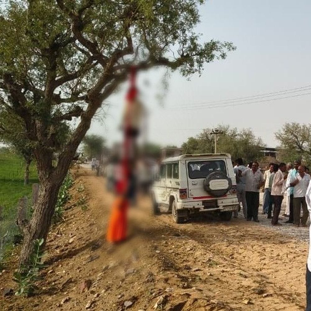 शादीशुदा महिला-युवक ने एक ही चुन्नी से लगाया फंदा:पेड़ पर लटके मिले शव, बोलेरो से आए थे दोनों, गाड़ी में रखा था डीजल से भरा जरीकन