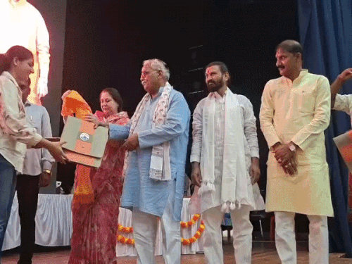 शिक्षा मंत्री बोले- अंग्रेजी मीडियम स्कूल बंद नहीं होंगे:यह केवल अफवाहें हैं; जहां स्टूडेंट्स नहीं होंगे, ऐसी जगह निर्णय लिया जा सकता