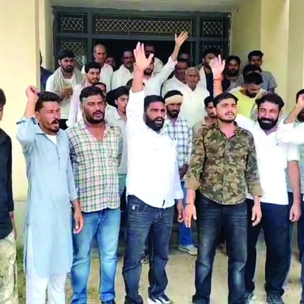 शिक्षिका के तबादले पर ग्रामीणों का प्रदर्शन:मुख्य जिला शिक्षा अधिकारी को ज्ञापन, निष्पक्ष जांच की मांग